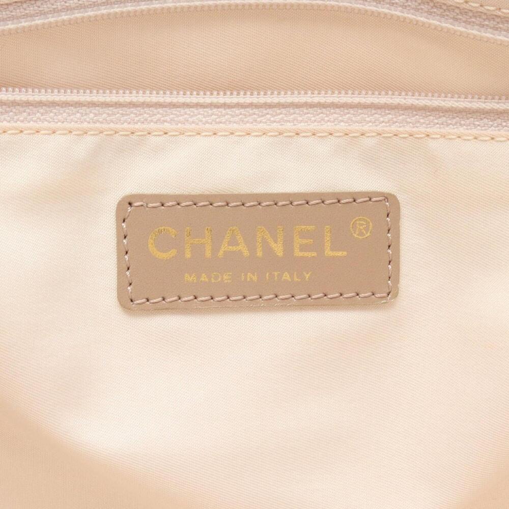 CHANEL Cream Leather Tote Bag - Picture 4 of 11